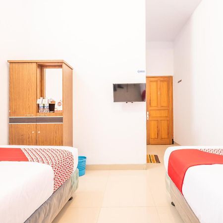 Oyo 863 Tenacity Guest House Syariah Сиребон Екстериор снимка