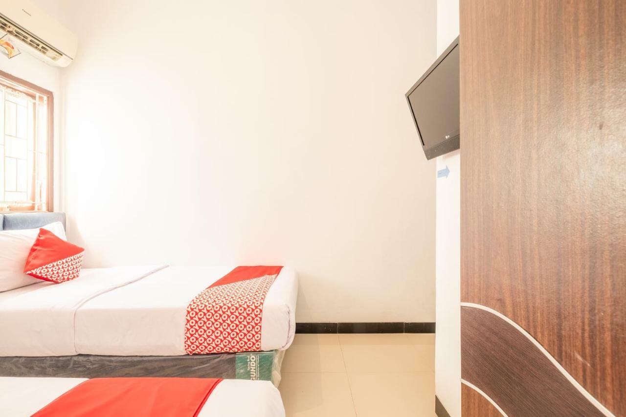 Oyo 863 Tenacity Guest House Syariah Сиребон Екстериор снимка