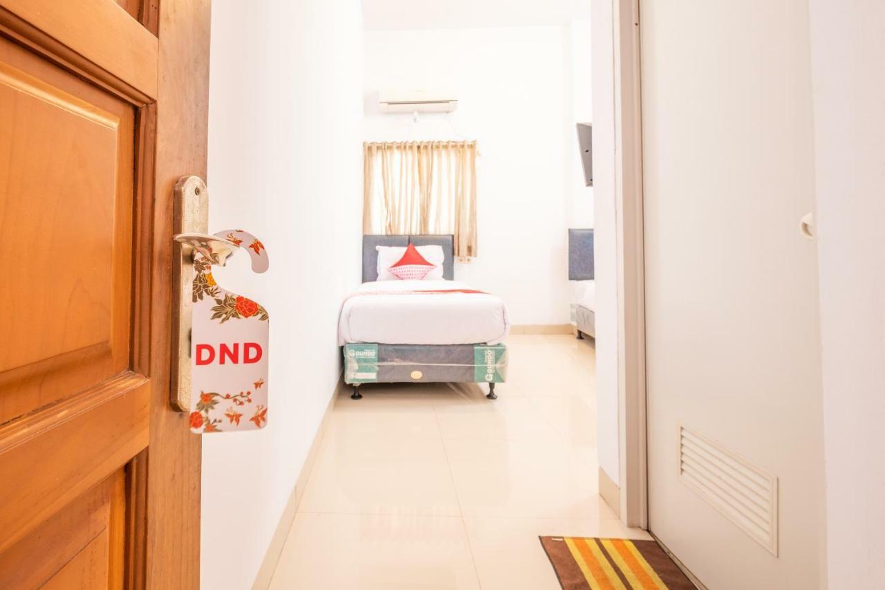 Oyo 863 Tenacity Guest House Syariah Сиребон Екстериор снимка